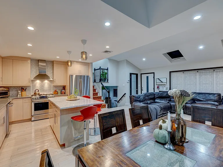 9 Lakeville Ln — Photo 7