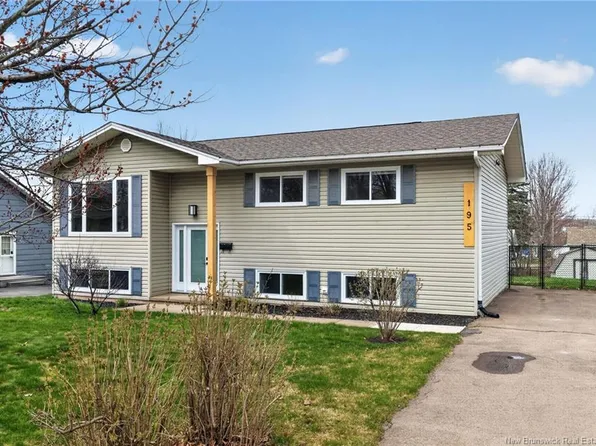 195 Chartersville Rd, Dieppe, NB E1A 1K3