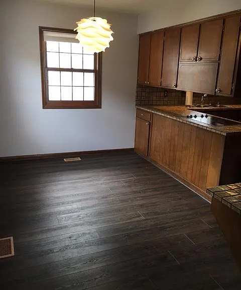910 Manchester Dr — Photo 6