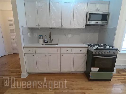 3rd image of 6015 Woodside Ave APT 2