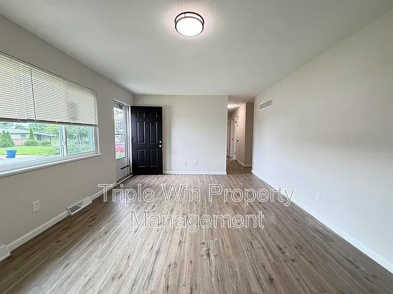 1315 Bobolink Dr — Photo 9