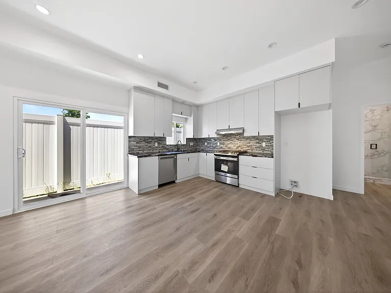 14827 Dearborn St — Photo 15