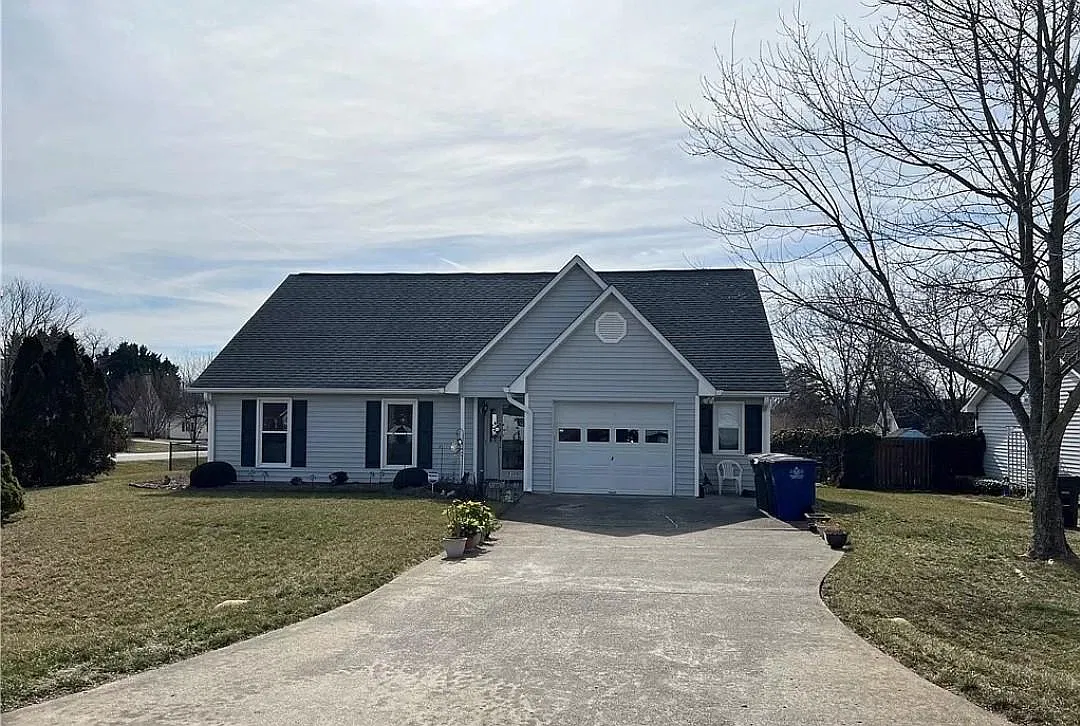 3 bed, $1,894 — Photo 1