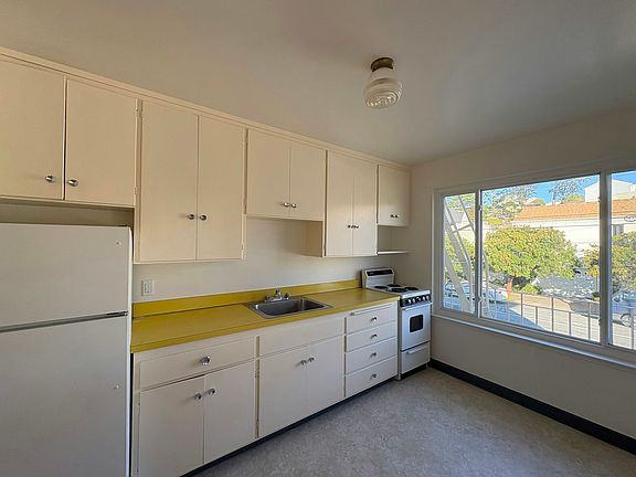 4th image of 2901 Cabrillo St #3
