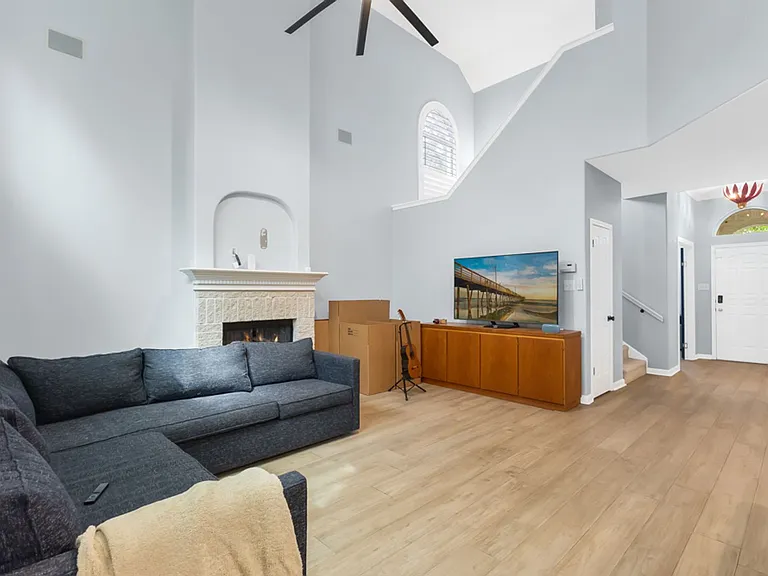 1318 Barton Crk — Photo 8