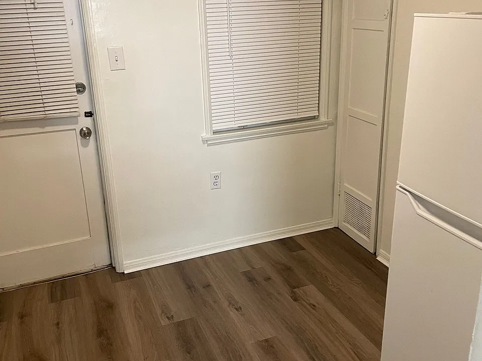 partial kitchen view
