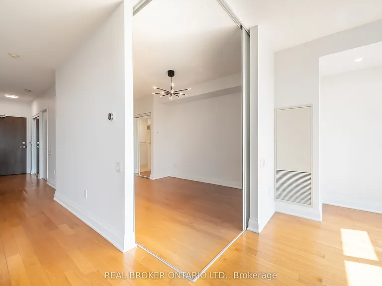 2191 Yonge St #4403 — Photo 12