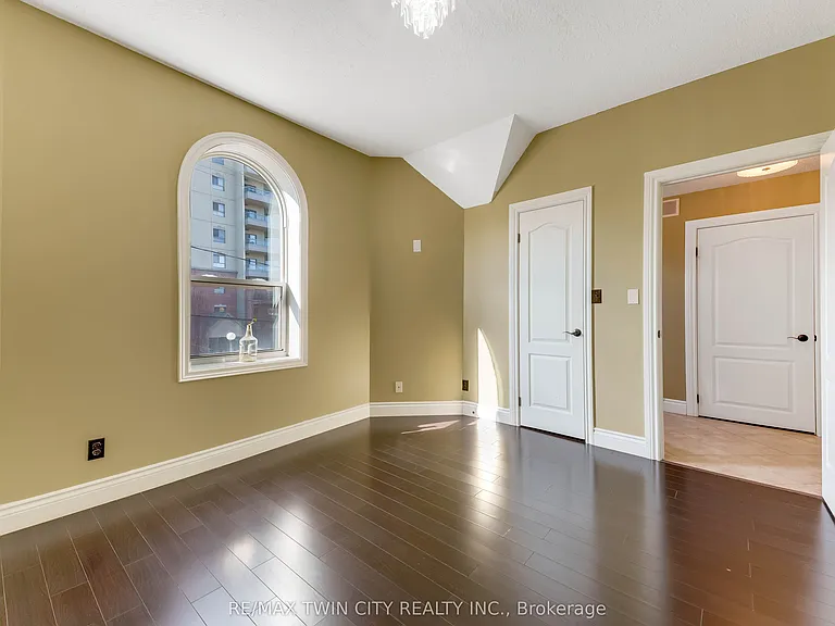 561 Queen St S #UPPER — Photo 18