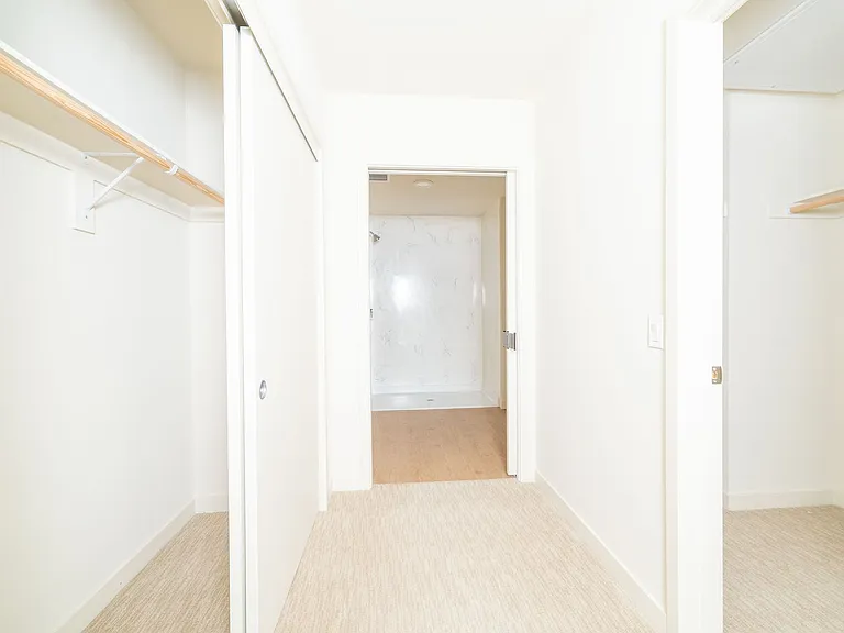 240 W Macarthur Blvd — Photo 2