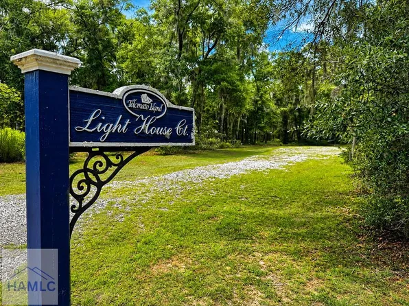 24 Lighthouse Ln SE, Darien, GA 31305