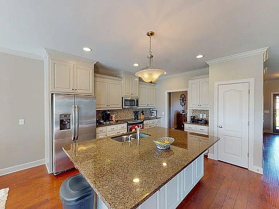 3rd image of 1011 Moultrie Dr