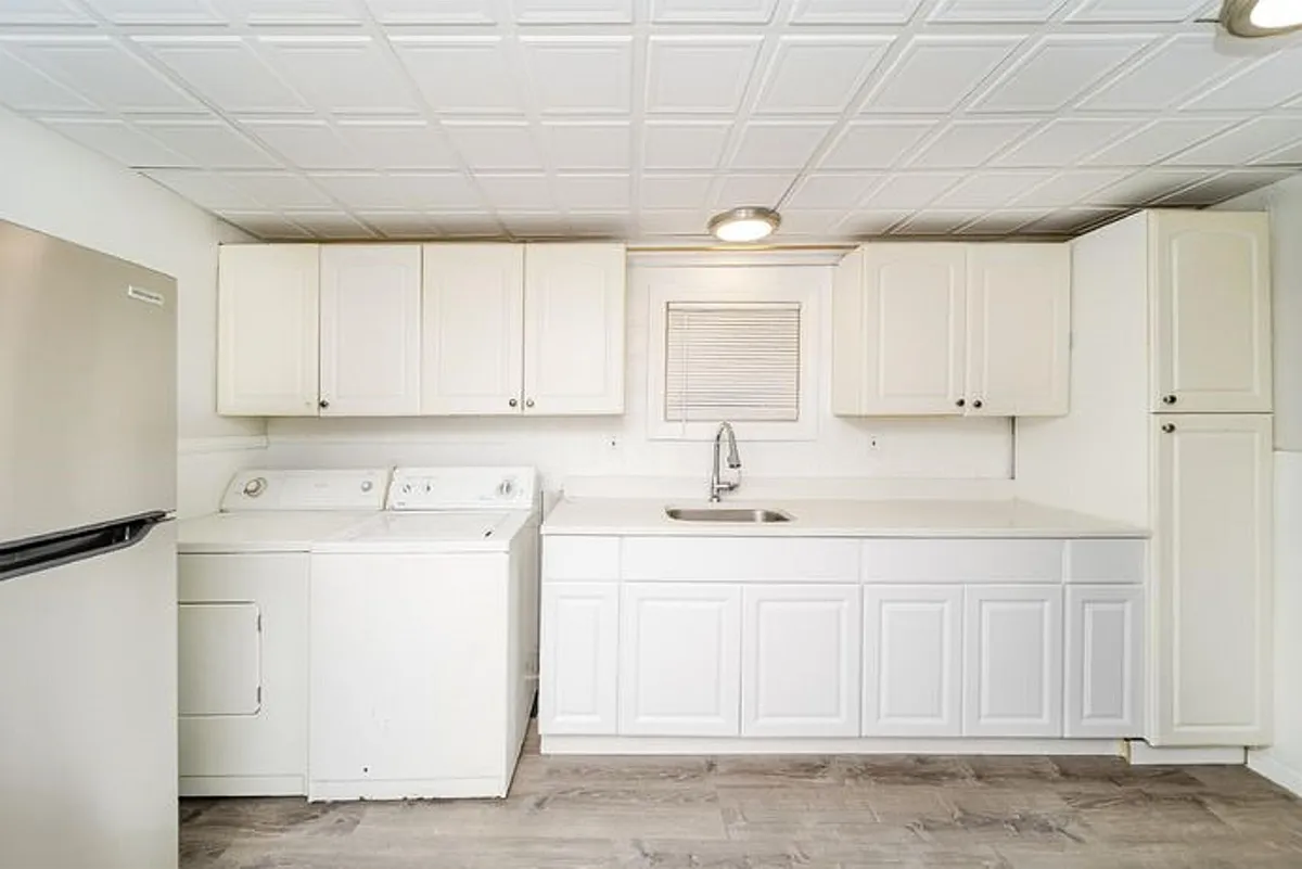 Building Photo - 169 Hutton St #1