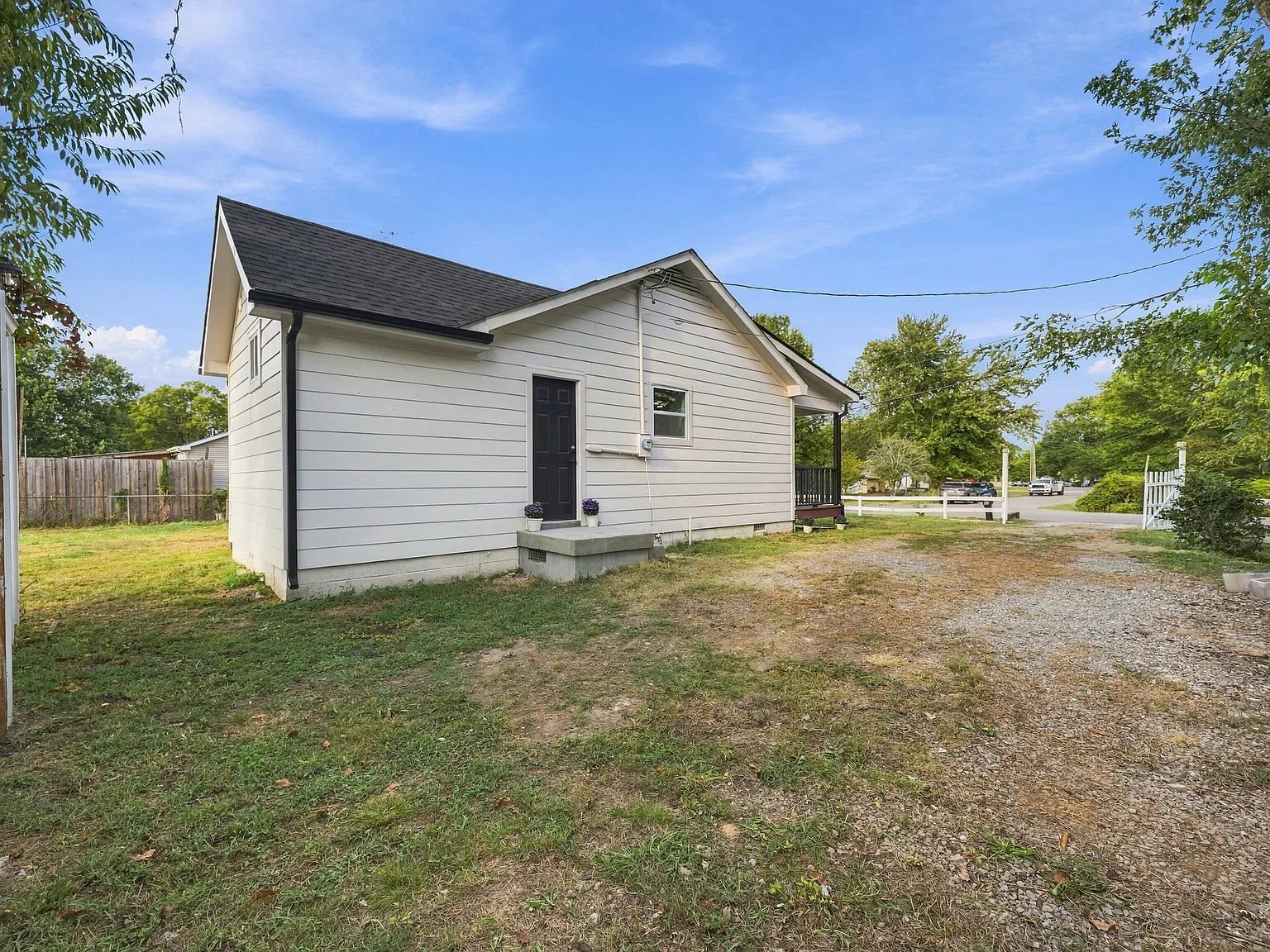 3 bed, 1118 sqft, $2,000 — Photo 2