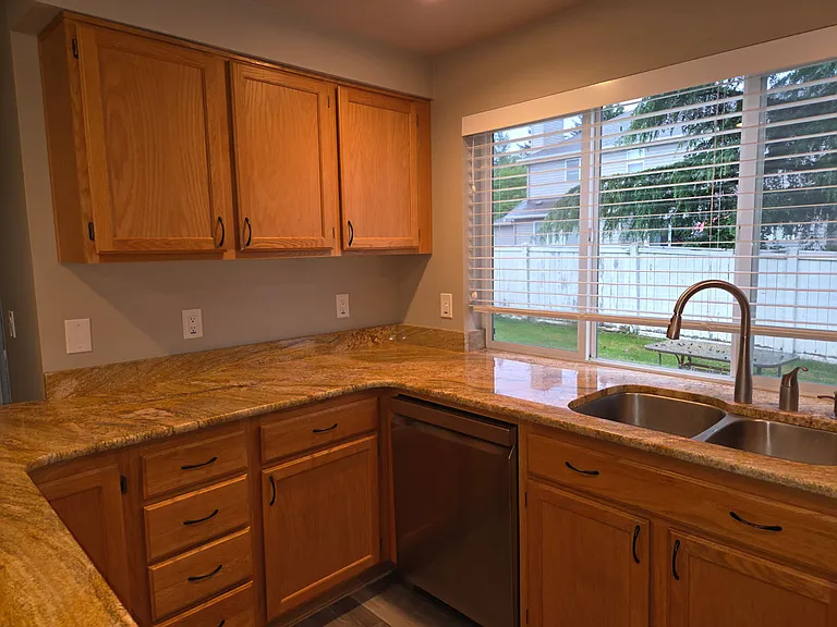1910 Hawk Ct — Photo 6