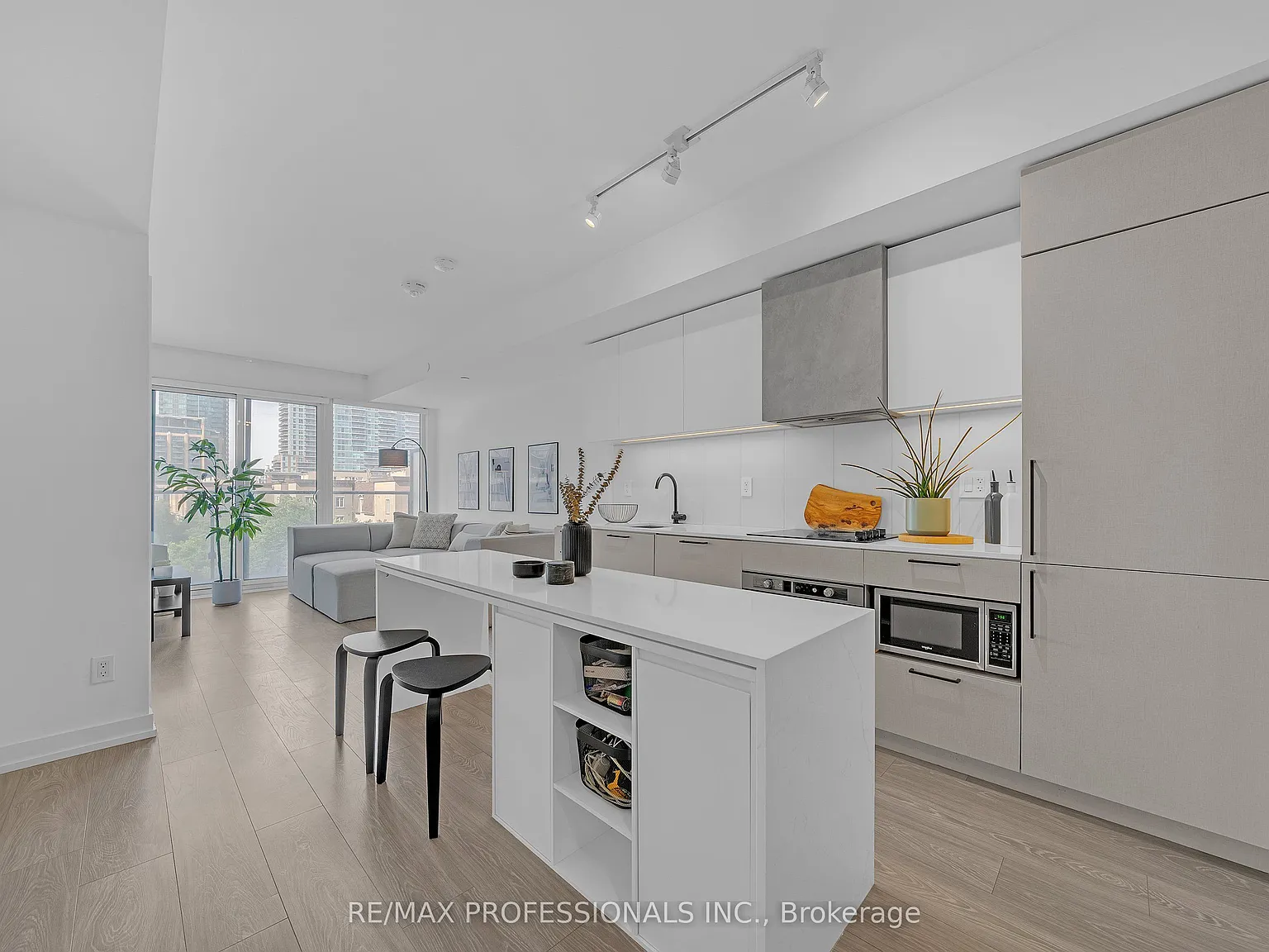 3 bed, $3,000 — Photo 2
