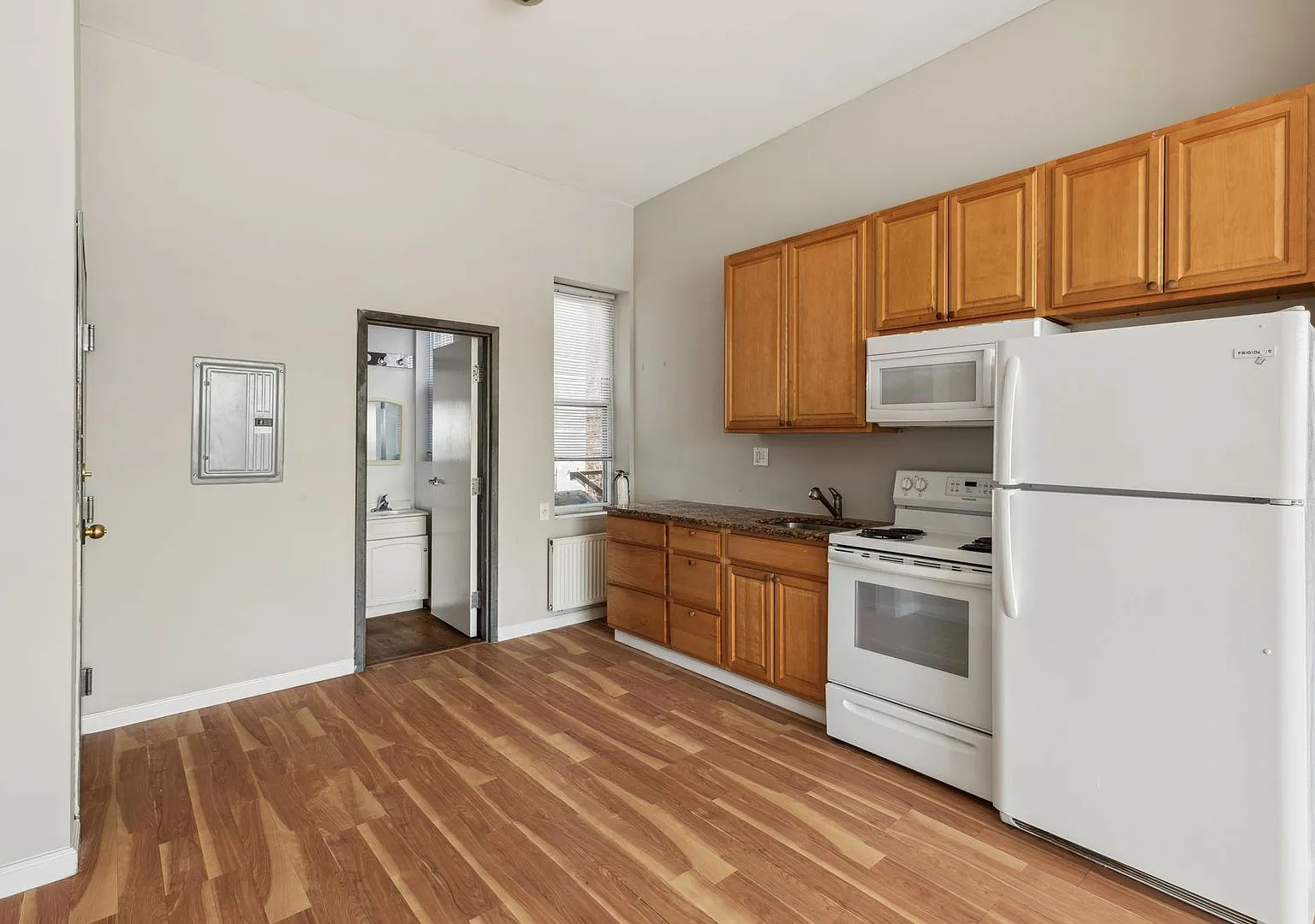 Studio, 370 sqft, $1,090 — Photo 4