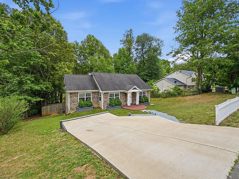 28 Cherry Laurel Dr — Photo 2