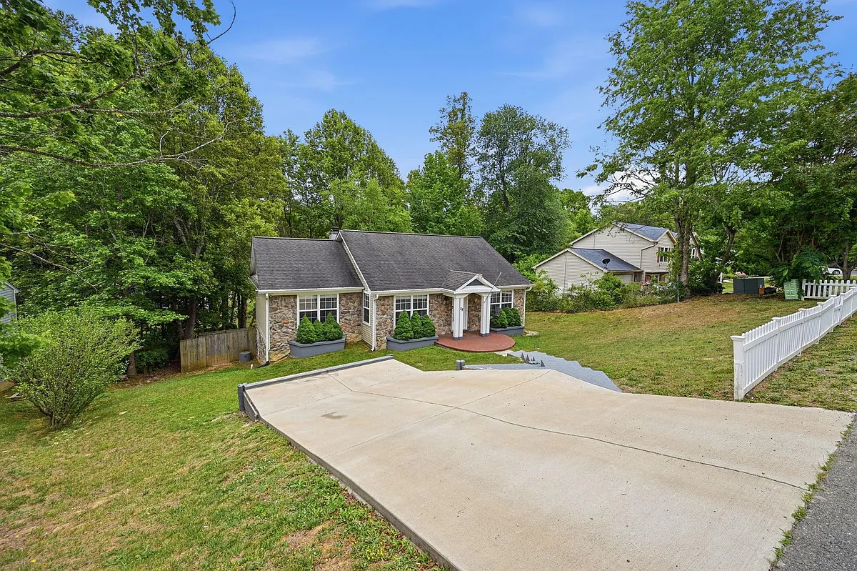 Building Photo - 28 Cherry Laurel Dr