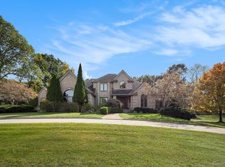 1571 Hidden Valley Dr, Milford, MI 48380
