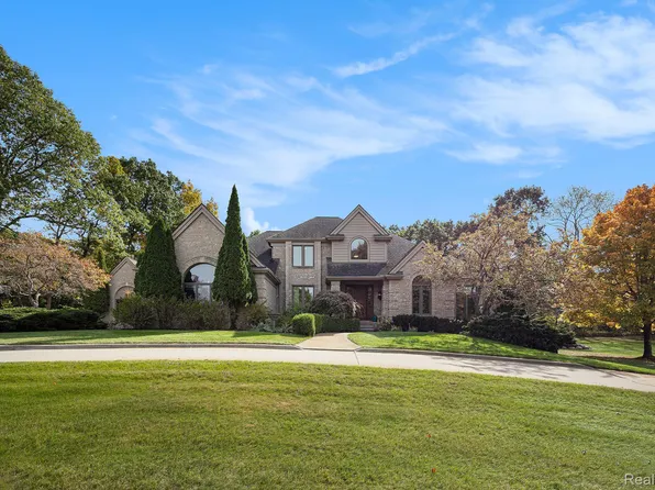 1571 Hidden Valley Dr, Milford, MI 48380