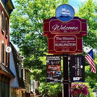 THE NEIGHBORHOOD : tree lined streets, designated ARTIST district, 17th Century Historical homes, OLDE library established in the 1700 and still serving the community. Walkable neighborhood, restaurants, bars minutes walk