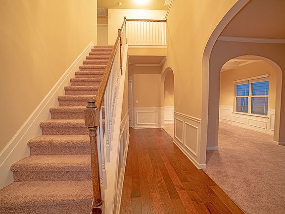 4th image of 511 Village East Cir