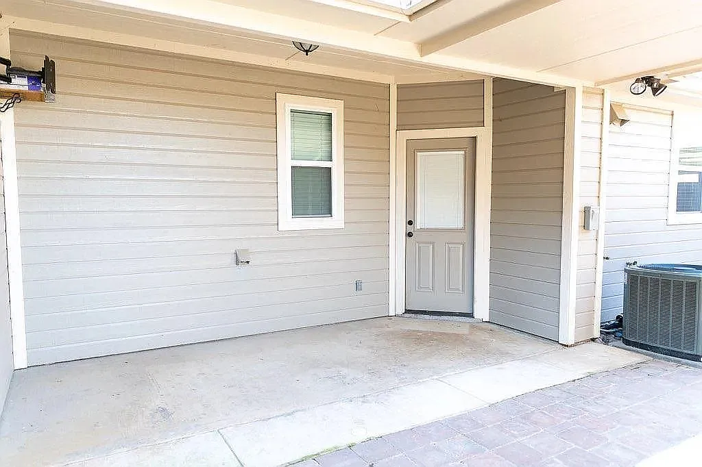 3 bed, 2.5 bath, 1774 sqft, $2,500 — Photo 4