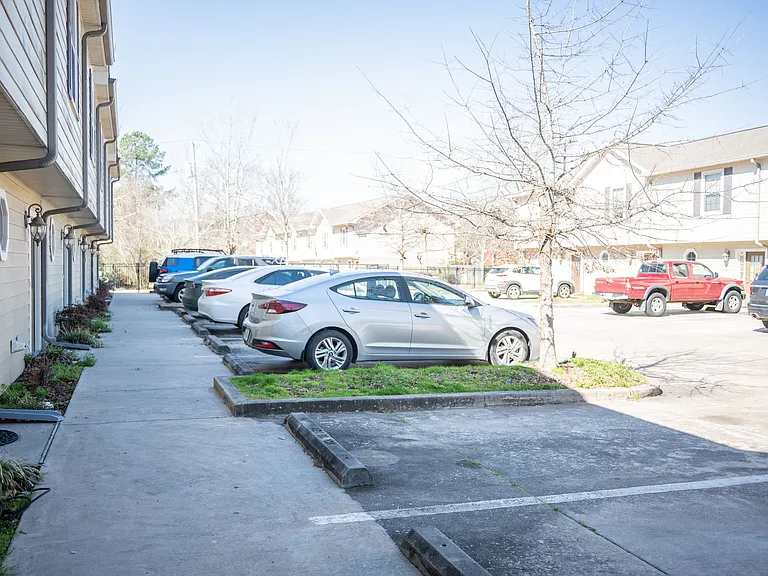 609 Bond St — Photo 3
