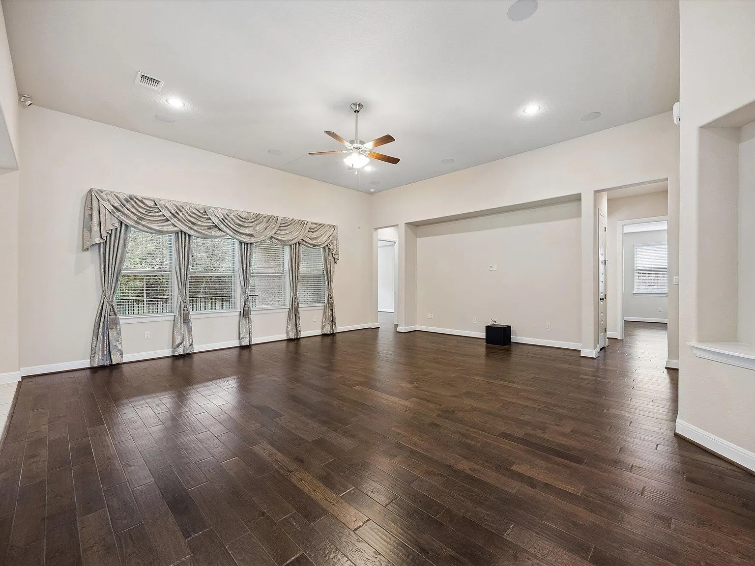 4 bed, 3.0 bath, 3009 sqft, $2,850 — Photo 2