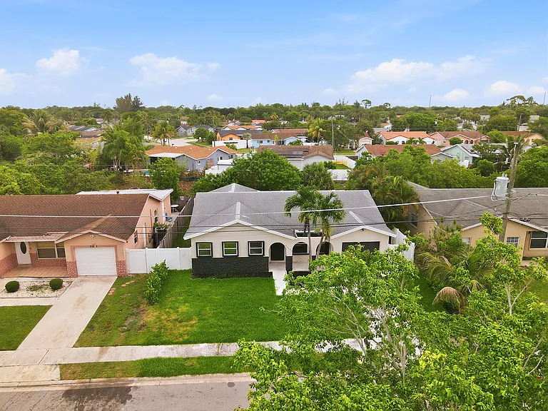 22267 SW 57th Ave — Photo 31