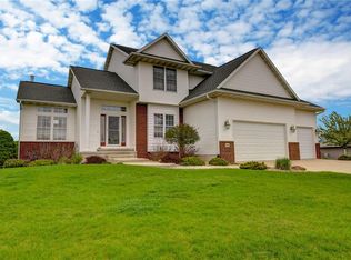 320 Phaeton Dr, Robins, IA 52328