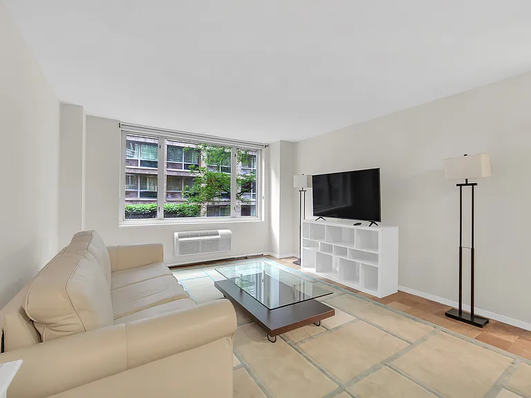 130 W 67th St #3E — Photo 4