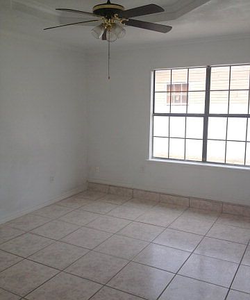 3rd image of 801 Drury Ln