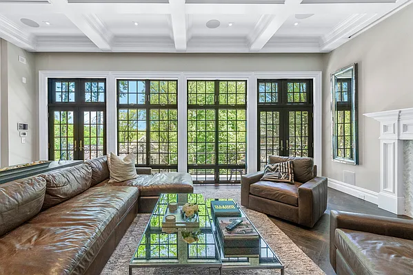 Sold by PRENDAMANO REAL ESTATE | media 7