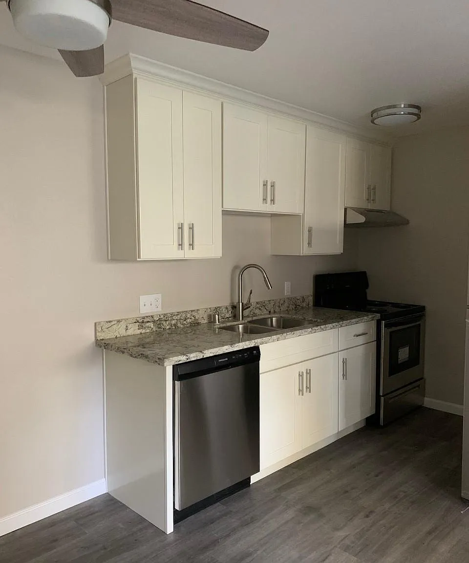All New Interior - Beautifully Remodeled One Bedroom Apartment In A Convenient Location — Photo 4