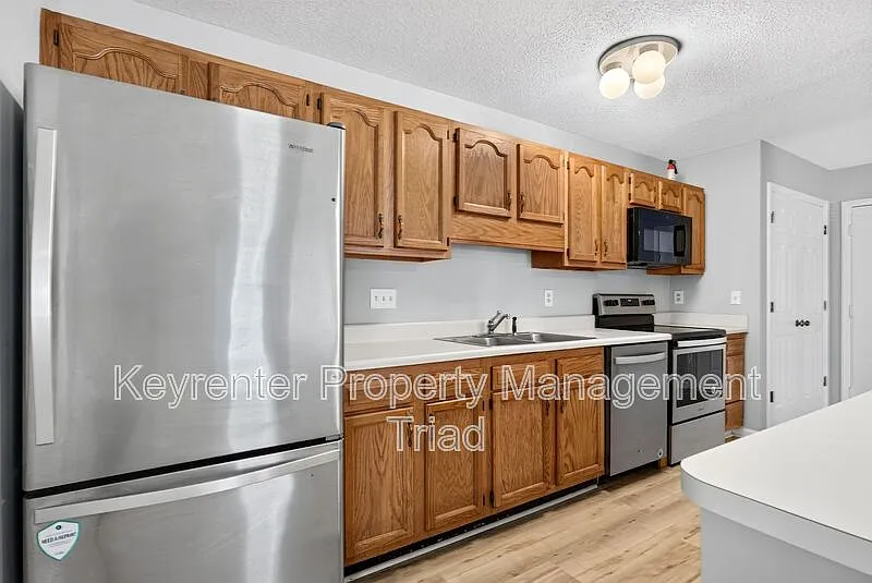 2 bed, 2.0 bath, 970 sqft, $1,295 — Photo 2