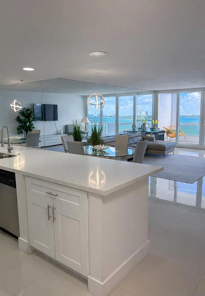 Venetia Condo — Photo 2