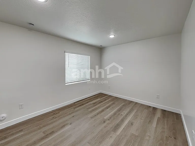 1232 W Mahogany St — Photo 12