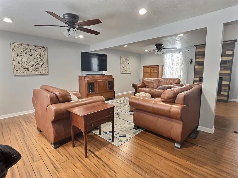 437 New Castle St — Photo 9