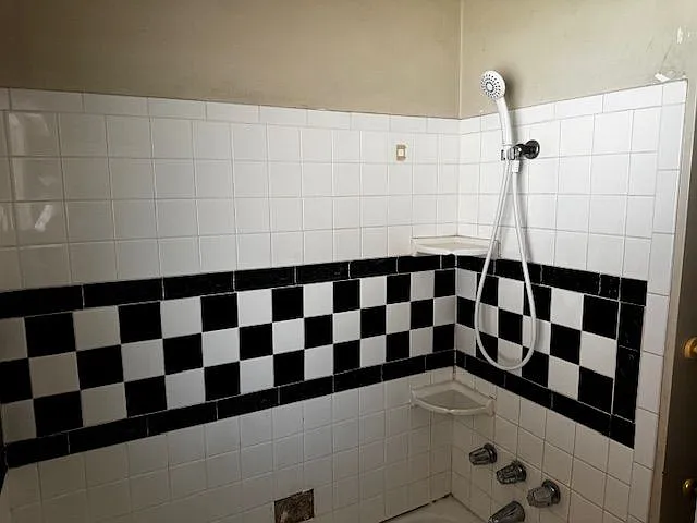 9610 Rosecrans Ave — Photo 10