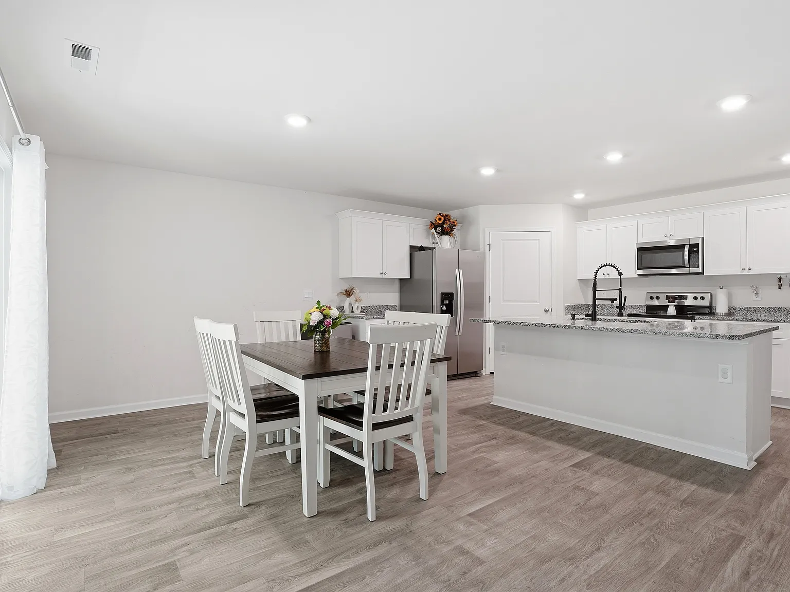 4 bed, 1764 sqft, $2,100 — Photo 4
