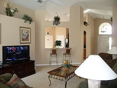 HR4P237BD-living-area-with-wide-flat-screen-tv