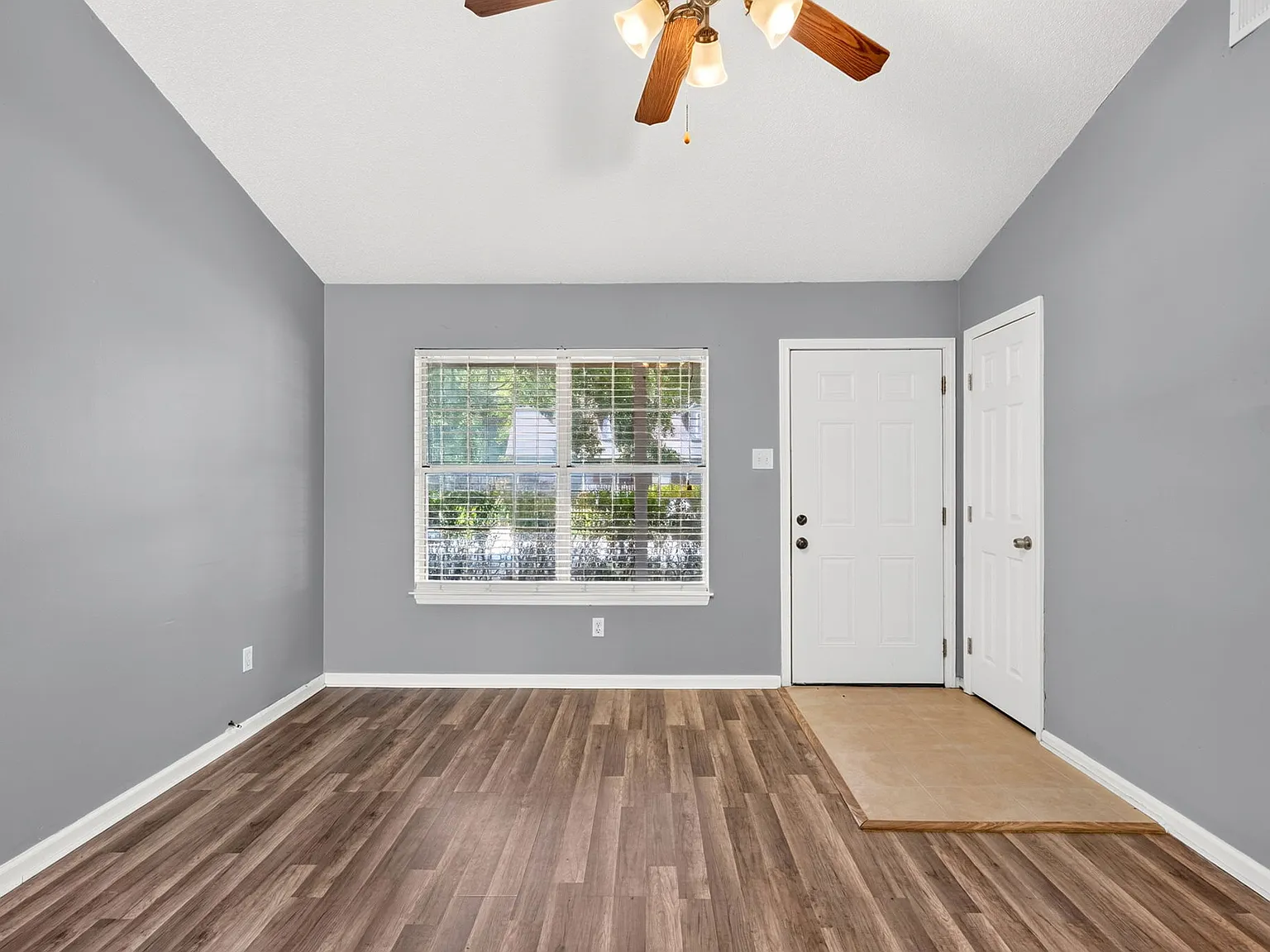 2 bed, 1000 sqft, $1,600 — Photo 3