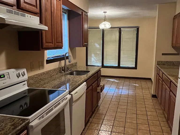 2094 Shangri La Ln — Photo 29