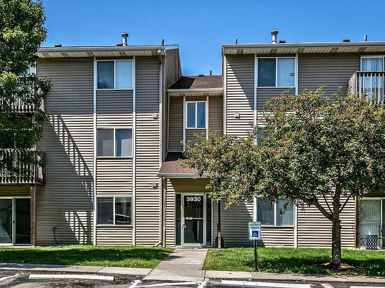 Fox Valley Apartments — Photo 15
