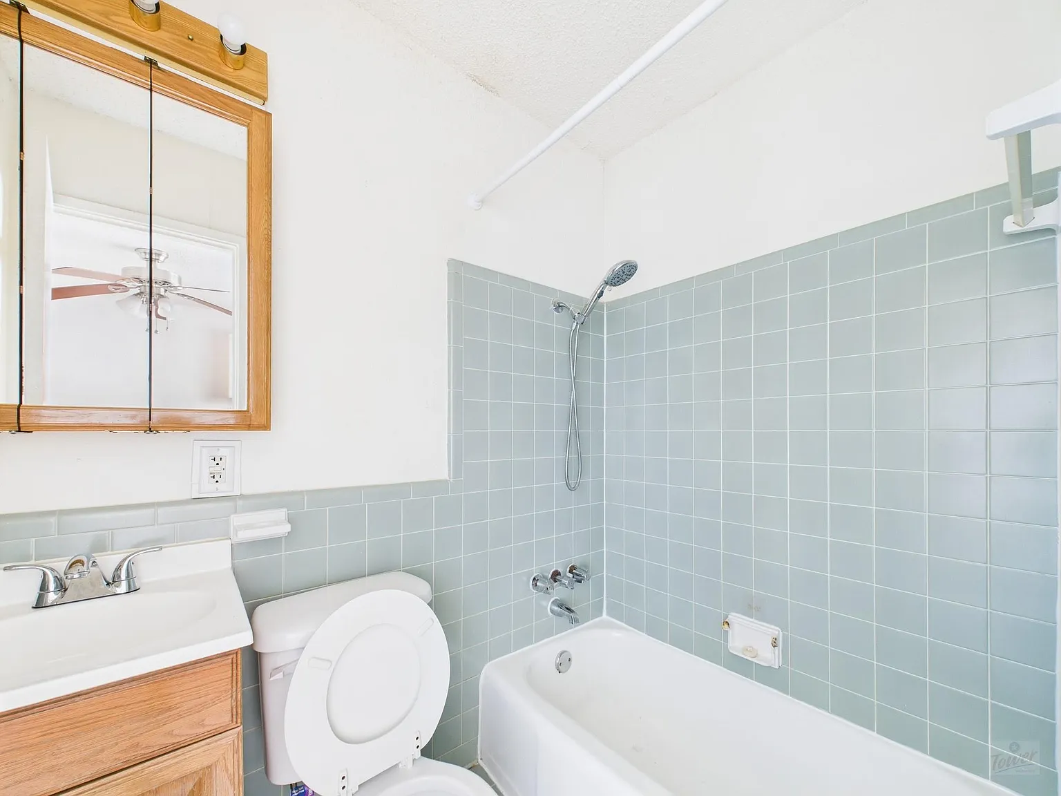 2 bed, 2.0 bath, 671 sqft, $1,425 — Photo 2