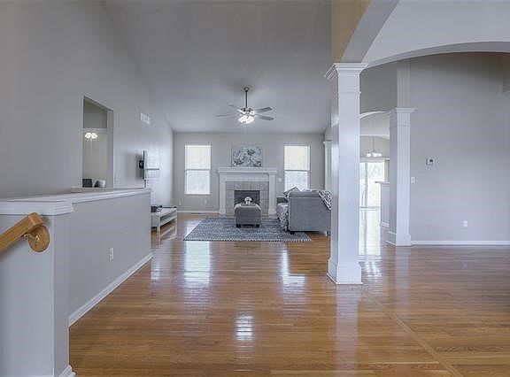 2nd image of 15701 Valley View Dr
