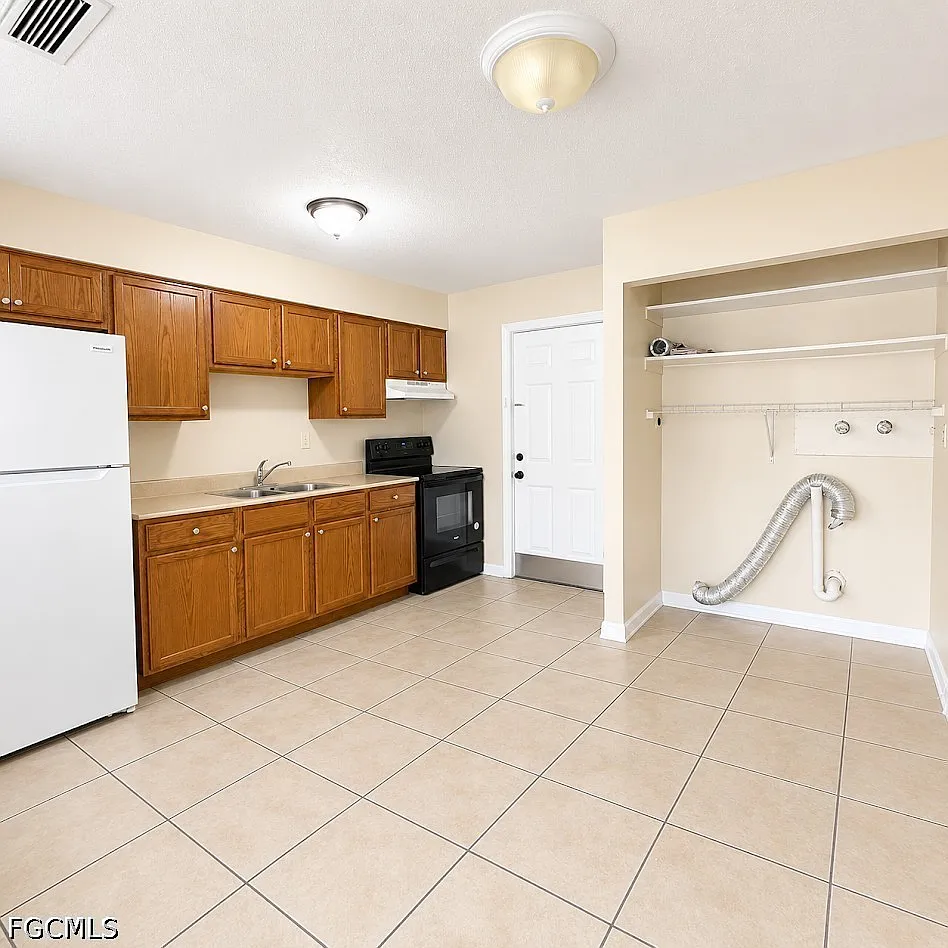 2 bed, 1.0 bath, 612 sqft, $945 — Photo 2