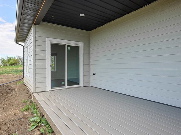 4th image of 1996 Spruce Ln