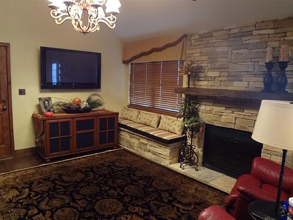 5th image of 902 W Parkway Dr